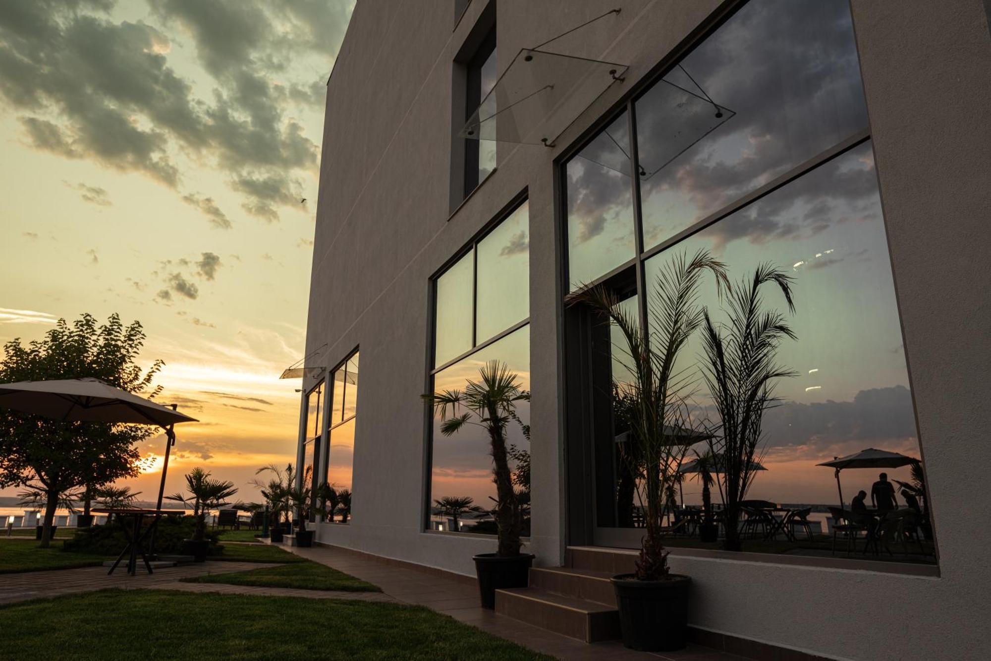 Oba Luxury Boutique Hotel Mamaia Exterior photo